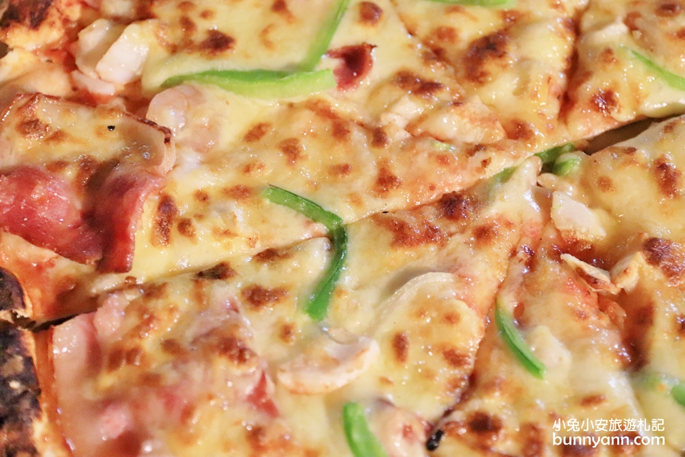 墾丁「紅磚窯手工窯烤pizza」荔枝木磚窯烘烤，現吃一片回味無窮