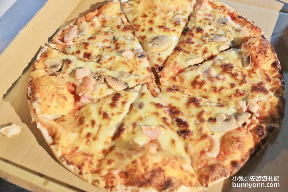 墾丁「紅磚窯手工窯烤pizza」荔枝木磚窯烘烤，現吃一片回味無窮