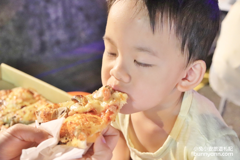 墾丁「紅磚窯手工窯烤pizza」荔枝木磚窯烘烤，現吃一片回味無窮
