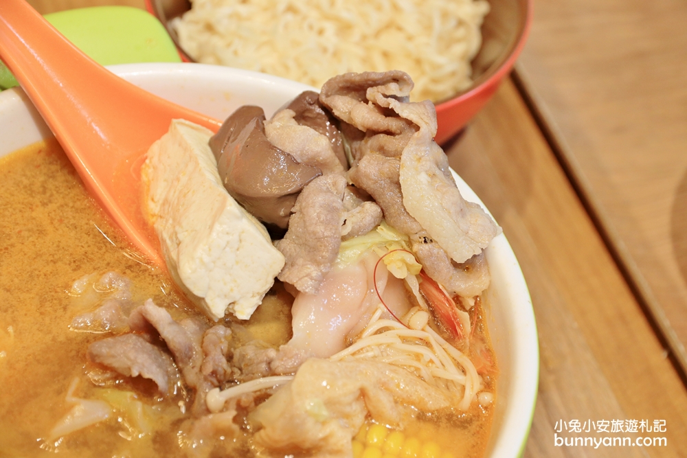 台中美食》幫你刷好的肉滿滿火鍋！12MINI台中公益店，飲料無限暢飲，食肉派主義大推薦～