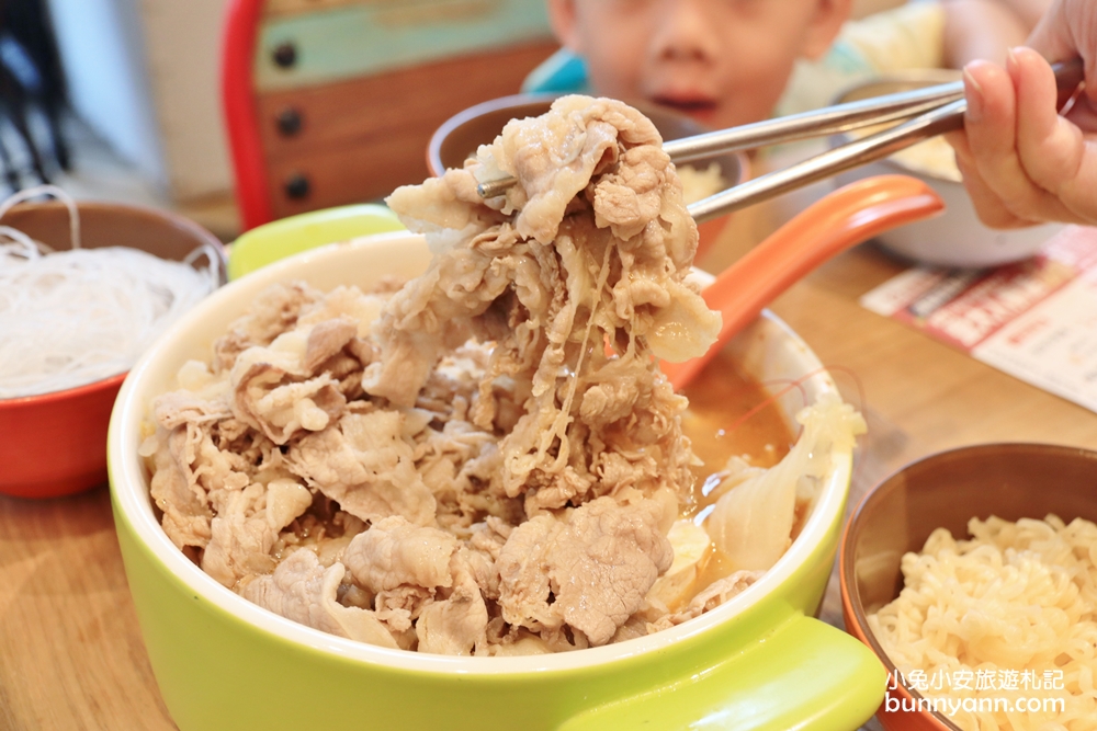 台中美食》幫你刷好的肉滿滿火鍋！12MINI台中公益店，飲料無限暢飲，食肉派主義大推薦～