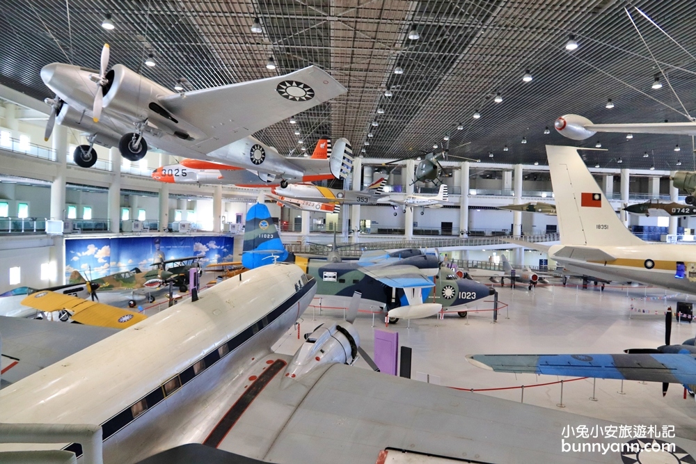 高雄景點岡山航空教育展示館，戰鬥機展示館與穿帥氣軍裝