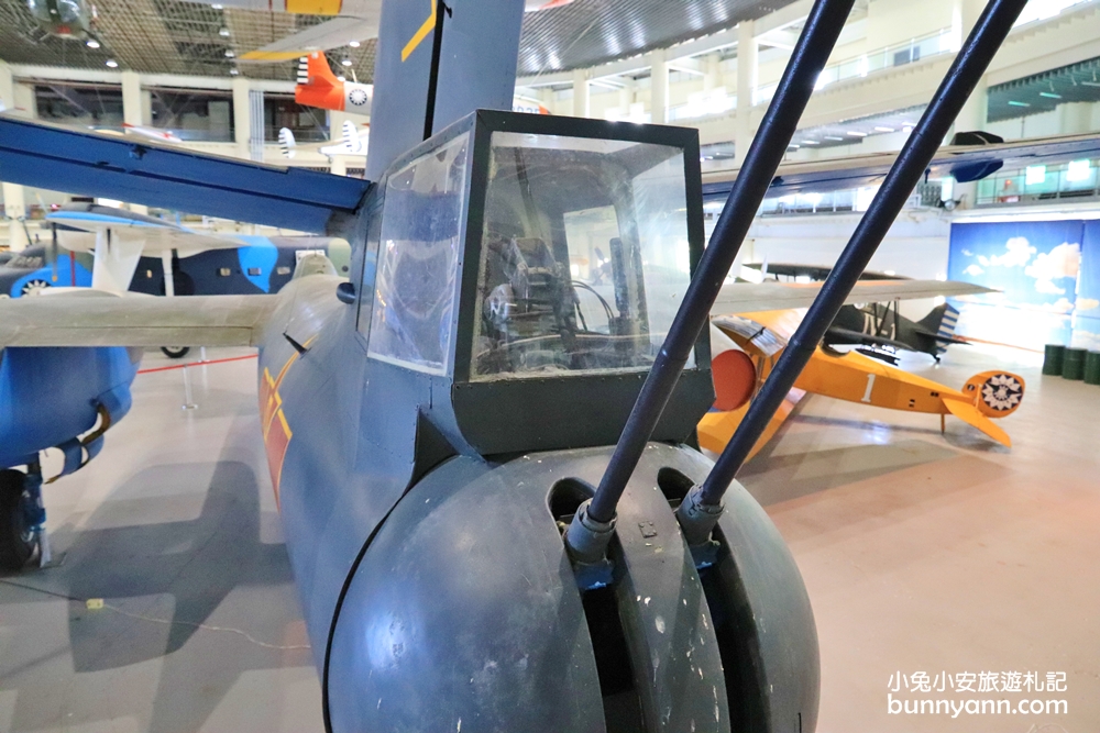 高雄景點岡山航空教育展示館，戰鬥機展示館與穿帥氣軍裝
