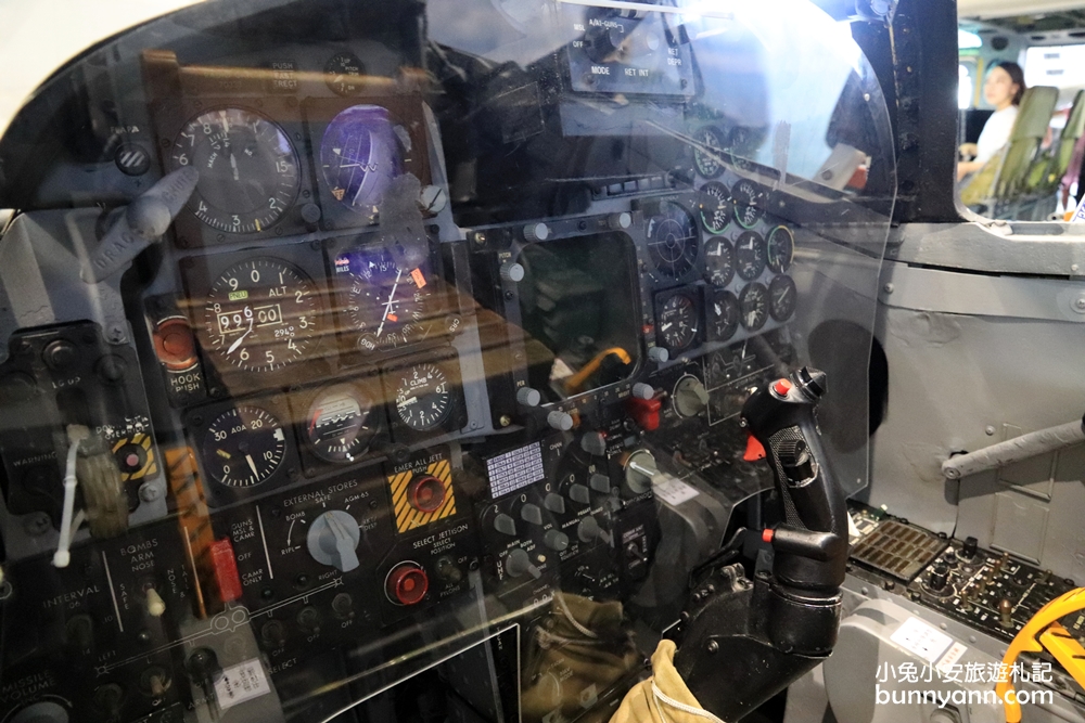 高雄景點岡山航空教育展示館，戰鬥機展示館與穿帥氣軍裝