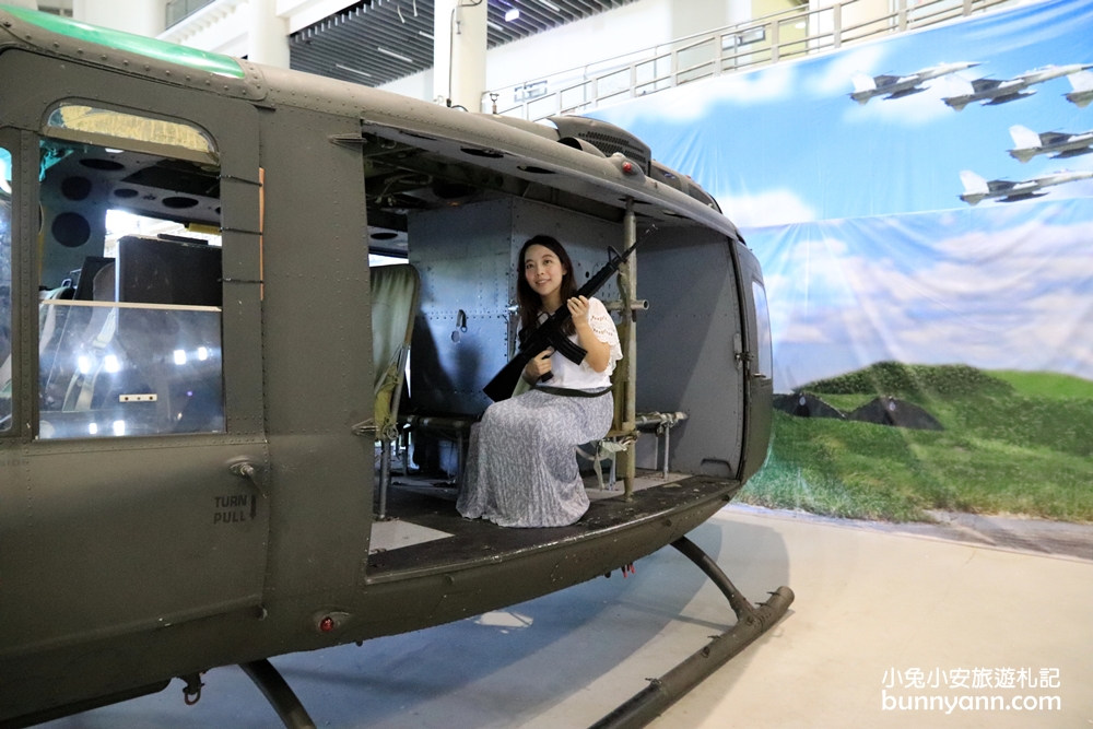 高雄景點岡山航空教育展示館，戰鬥機展示館與穿帥氣軍裝
