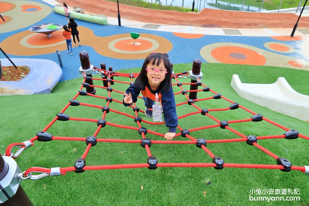 新北景點》免費新景點！童遊瑞芳運動公園新登場，山丘溜滑梯、海洋藍球場超好拍，出發溜小孩啦～