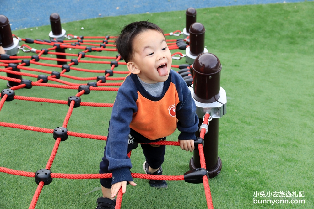 新北景點》免費新景點！童遊瑞芳運動公園新登場，山丘溜滑梯、海洋藍球場超好拍，出發溜小孩啦～