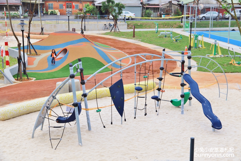 新北景點》免費新景點！童遊瑞芳運動公園新登場，山丘溜滑梯、海洋藍球場超好拍，出發溜小孩啦～