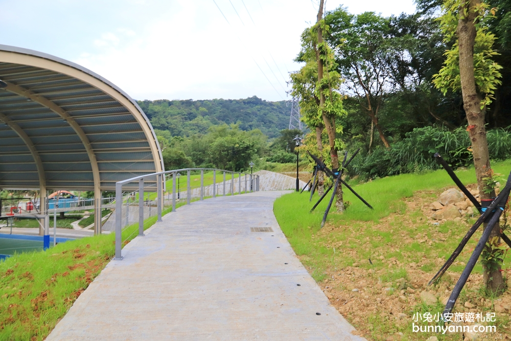 新北景點》免費新景點！童遊瑞芳運動公園新登場，山丘溜滑梯、海洋藍球場超好拍，出發溜小孩啦～