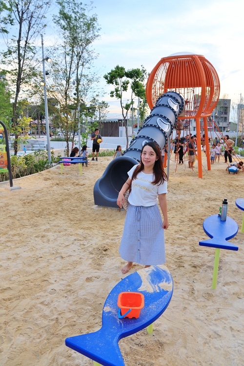 台中新景點》免費溜小孩新去處!草湖防災公園造型溜滑梯，天空藍配色球場好夢幻~