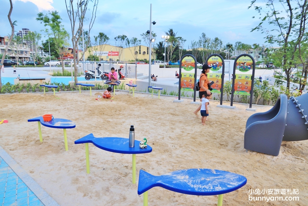 台中新景點》免費溜小孩新去處!草湖防災公園造型溜滑梯，天空藍配色球場好夢幻~