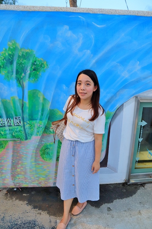 台中新景點》免費溜小孩新去處!草湖防災公園造型溜滑梯，天空藍配色球場好夢幻~