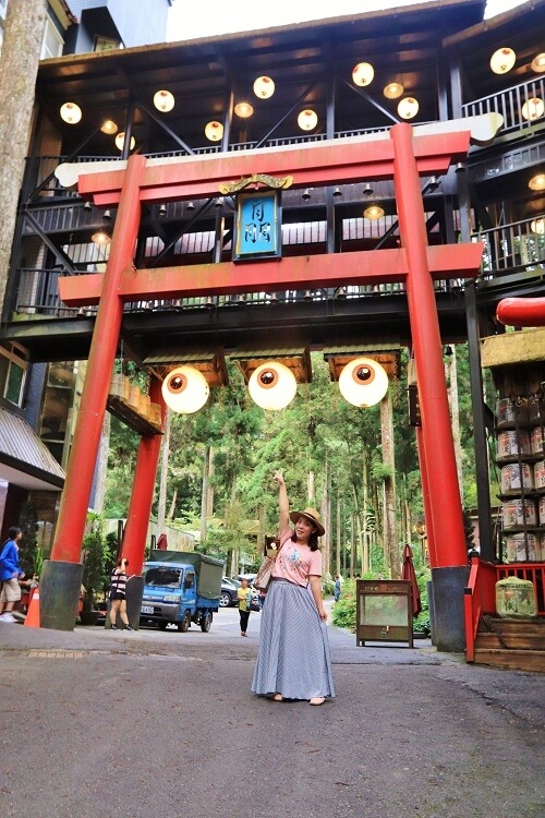 溪頭「妖怪村」人氣商圈，現烤咬人貓麵包好好吃，一日遊、附近景點攻略