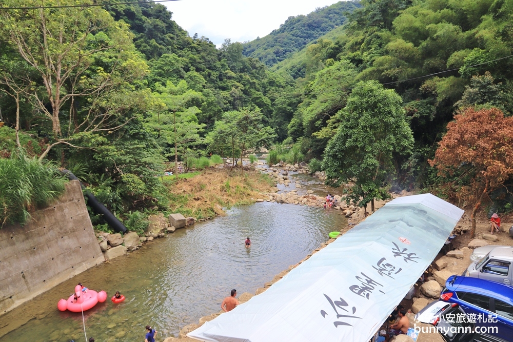 桃園【鐵木瀑布】停車場步行只需五分鐘，即可輕鬆抵達瀑布觀景平台