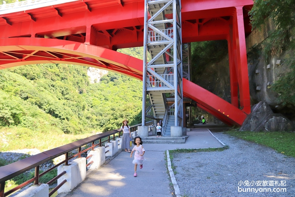 花蓮景點小錐麓步道，15分鐘攻略兩條吊橋與太魯閣河谷。
