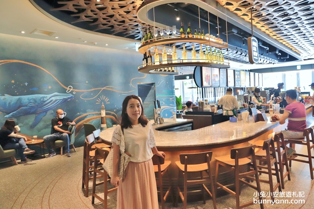高雄》好浪漫！全台首間美人魚海洋風星巴克，彷彿在海底王國享受咖啡時光～