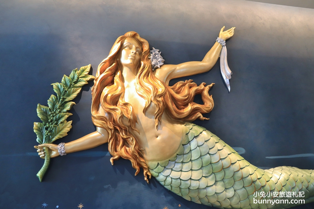 高雄》好浪漫！全台首間美人魚海洋風星巴克，彷彿在海底王國享受咖啡時光～