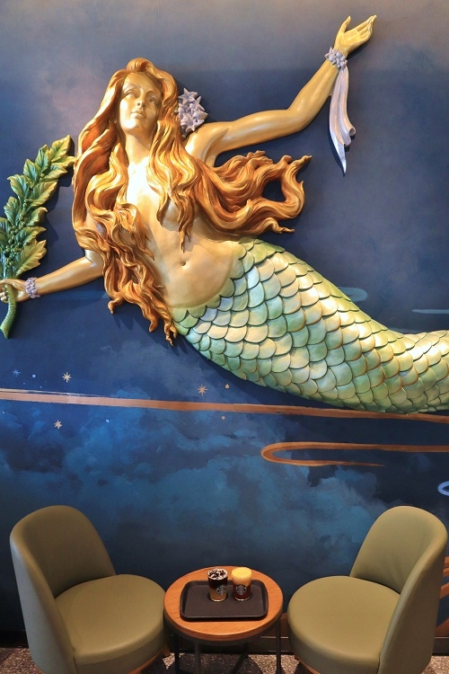 高雄》好浪漫！全台首間美人魚海洋風星巴克，彷彿在海底王國享受咖啡時光～