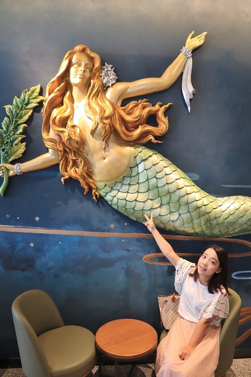 高雄》好浪漫！全台首間美人魚海洋風星巴克，彷彿在海底王國享受咖啡時光～