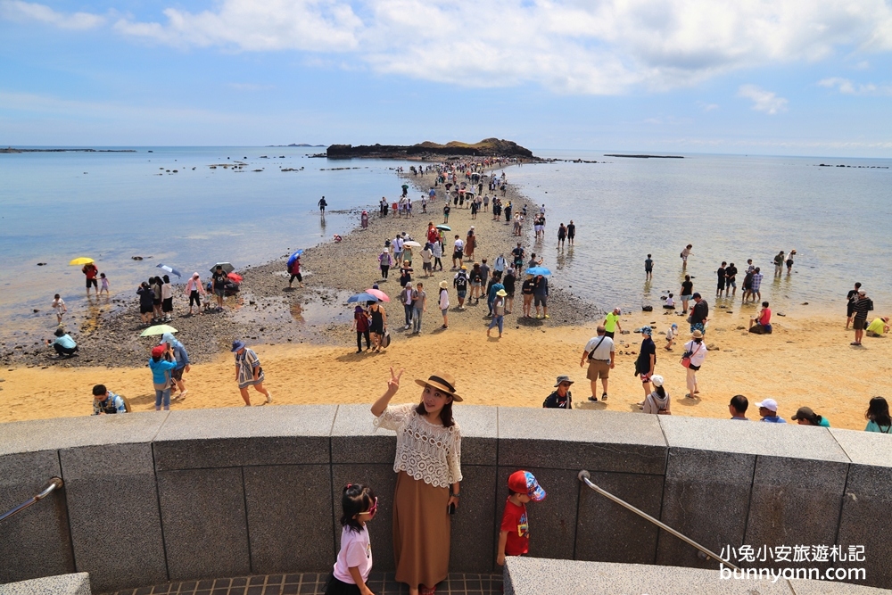 澎湖景點》退潮限定！奎壁山摩西分海，漫步唯美海中央道路，搭配藍天白雲超美！