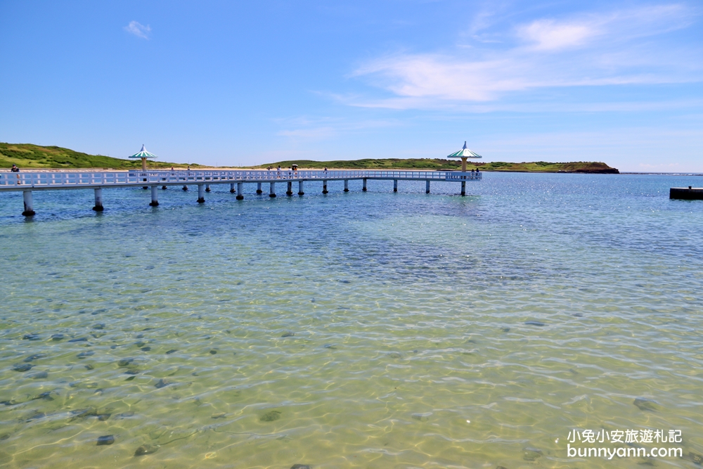 澎湖景點西嶼小池角雙曲橋，彷彿倘佯馬爾地夫浪漫海平面