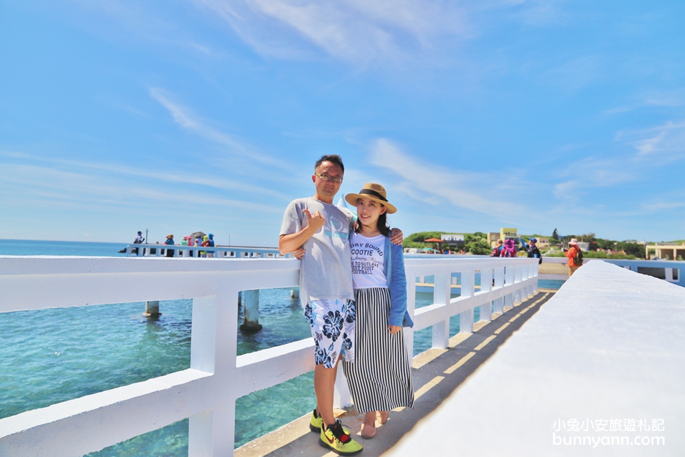 澎湖景點西嶼小池角雙曲橋，彷彿倘佯馬爾地夫浪漫海平面