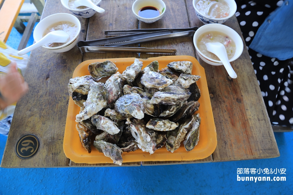 澎湖【海洋牧場】搭半潛艇前往海上皇宮，牡蠣隨你烤+釣海魚真好玩