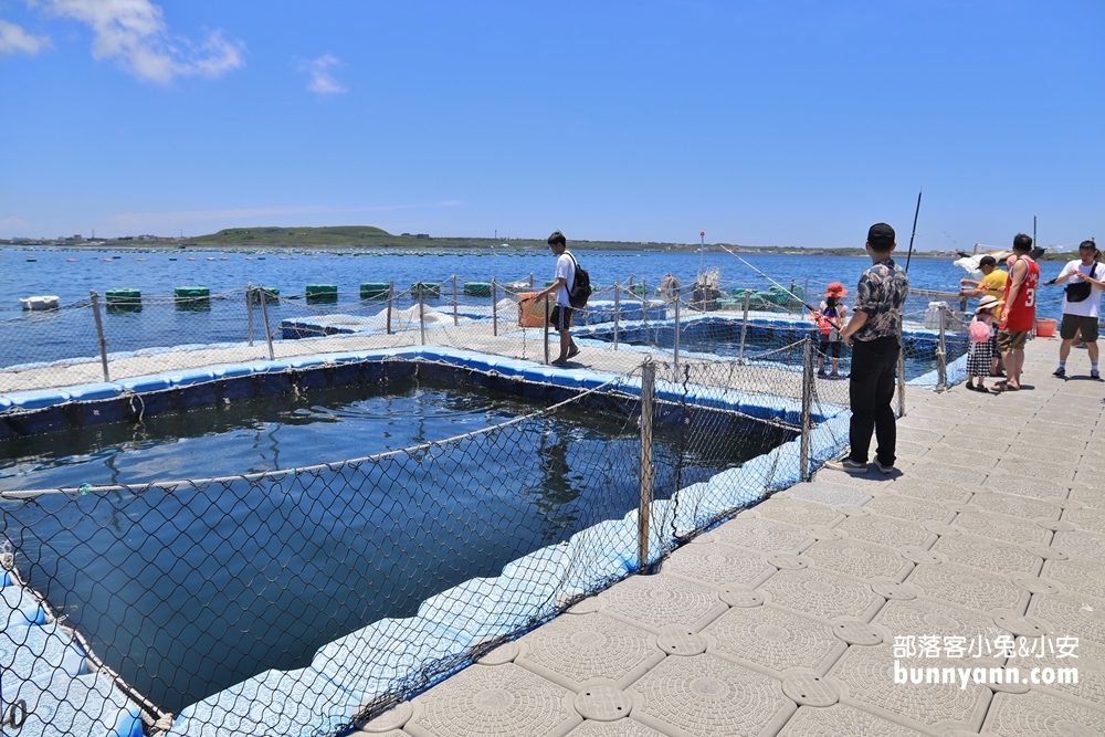 澎湖【海洋牧場】搭半潛艇前往海上皇宮，牡蠣隨你烤+釣海魚真好玩