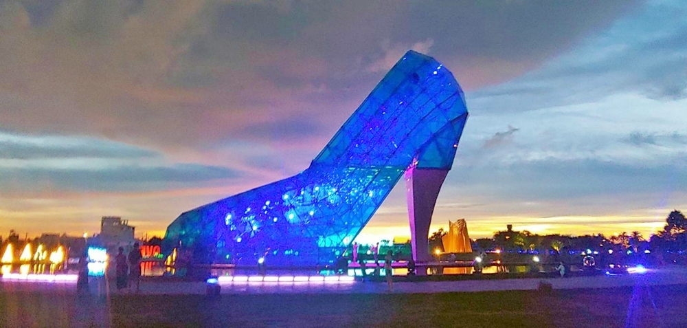 嘉義》晚上來這約會！2020追光逐影藝術季登場，浪漫高跟鞋教堂主題燈光秀，到嘉義玩千萬別錯過～
