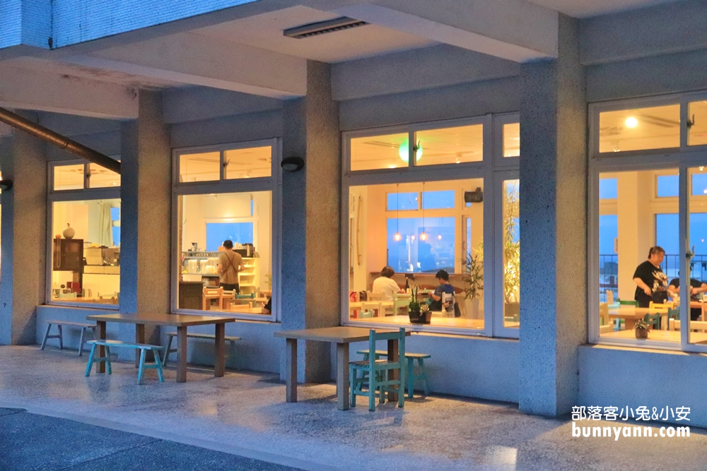 看海喝一杯「白日夢tea & cafe」發呆看海、漂流木迷宮，海景下午茶～