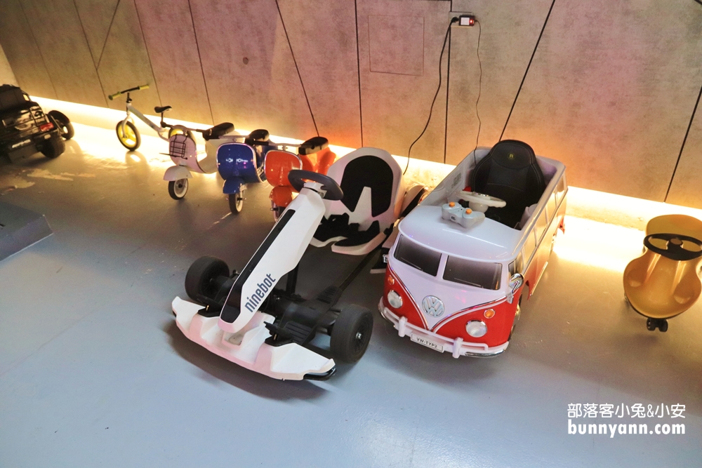 台中》一定要去！WIP GARAGE/COFFEE，F1電動車、親子遊戲室隨你玩，車聚好地方！