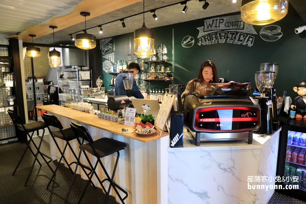 台中》一定要去！WIP GARAGE/COFFEE，F1電動車、親子遊戲室隨你玩，車聚好地方！