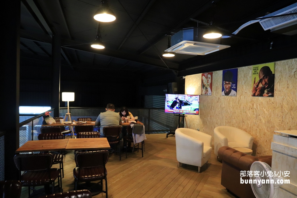 台中》一定要去！WIP GARAGE/COFFEE，F1電動車、親子遊戲室隨你玩，車聚好地方！