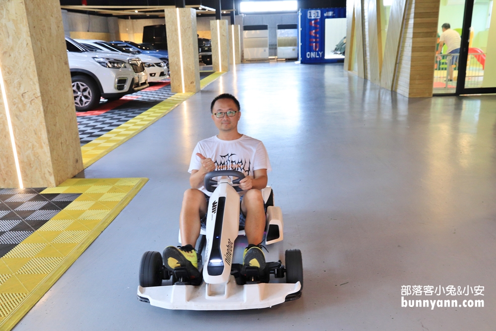 台中》一定要去！WIP GARAGE/COFFEE，F1電動車、親子遊戲室隨你玩，車聚好地方！