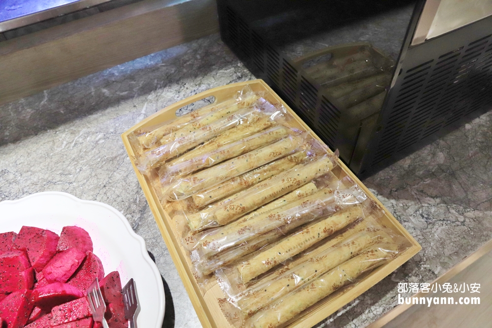 門口就是夜市！蘭桂坊花園酒店，逛夜市吃美食、飲料吧無限暢飲