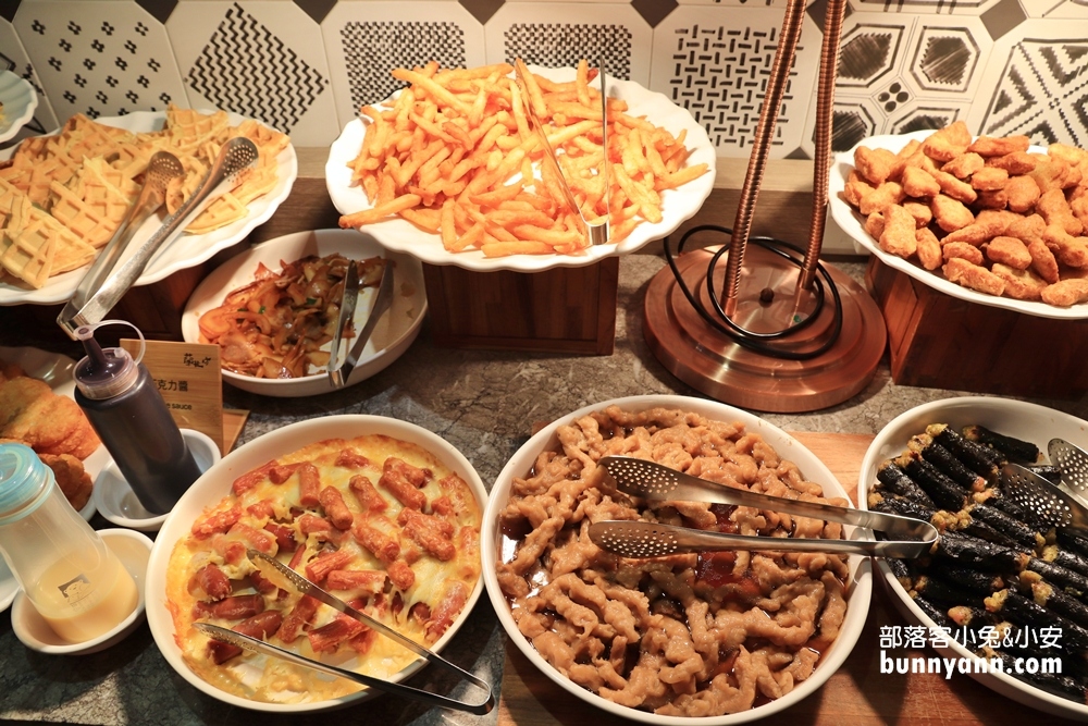 門口就是夜市！蘭桂坊花園酒店，逛夜市吃美食、飲料吧無限暢飲