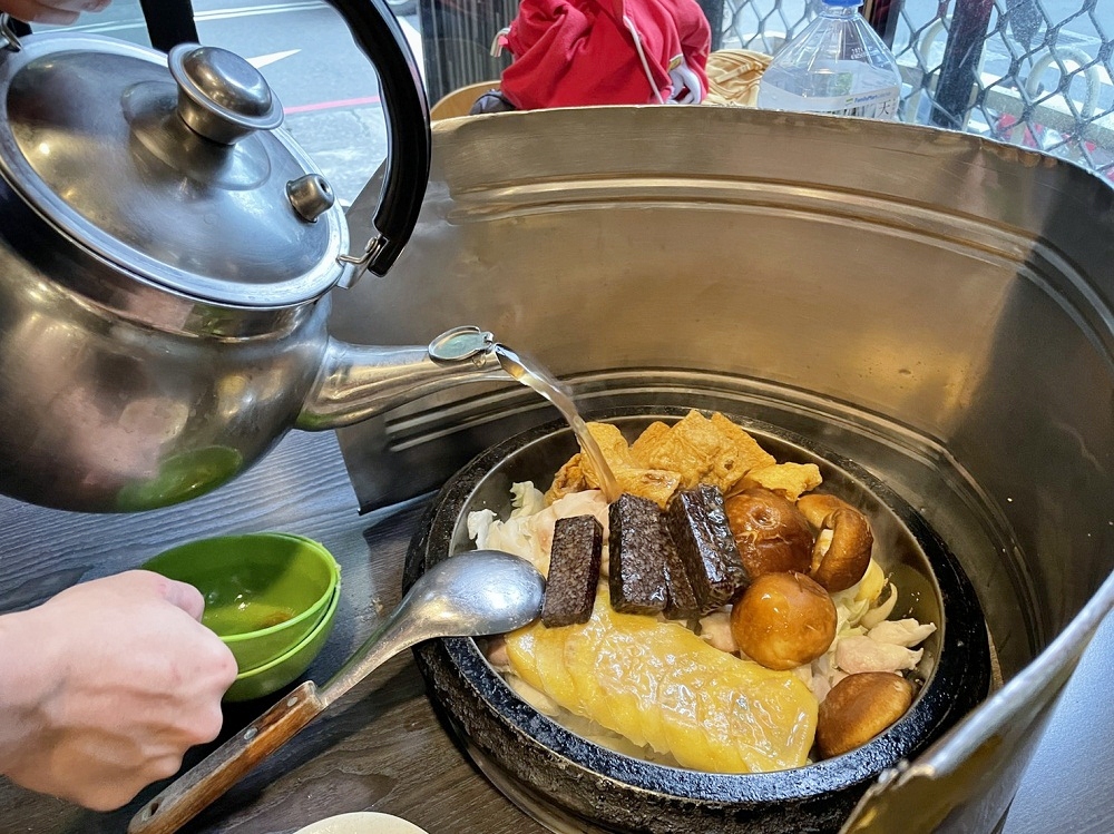 基隆【義美石頭火鍋】還沒開門就排隊的平價火鍋店(菜單&交通)