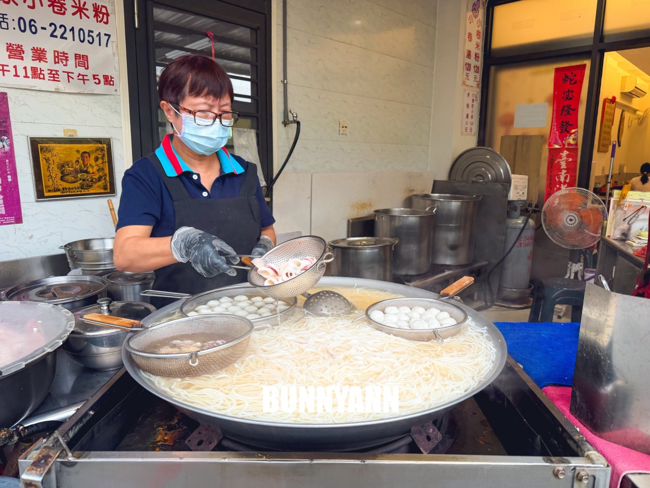 台南【邱家小卷米粉】新鮮小卷入口，谷歌評價４顆星，留言六千則排隊美食