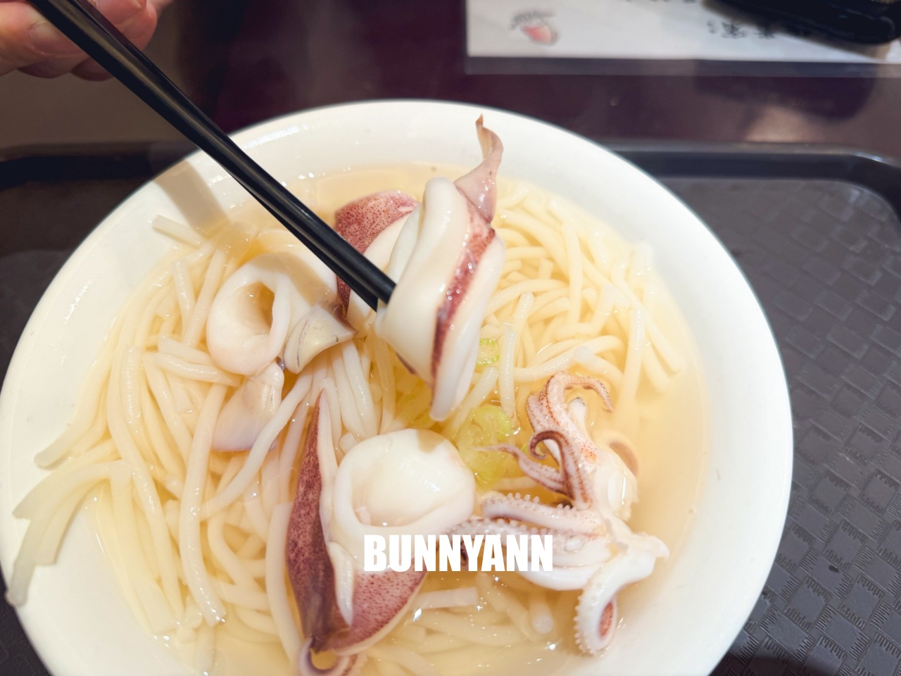 台南【邱家小卷米粉】新鮮小卷入口，谷歌評價４顆星，留言六千則排隊美食