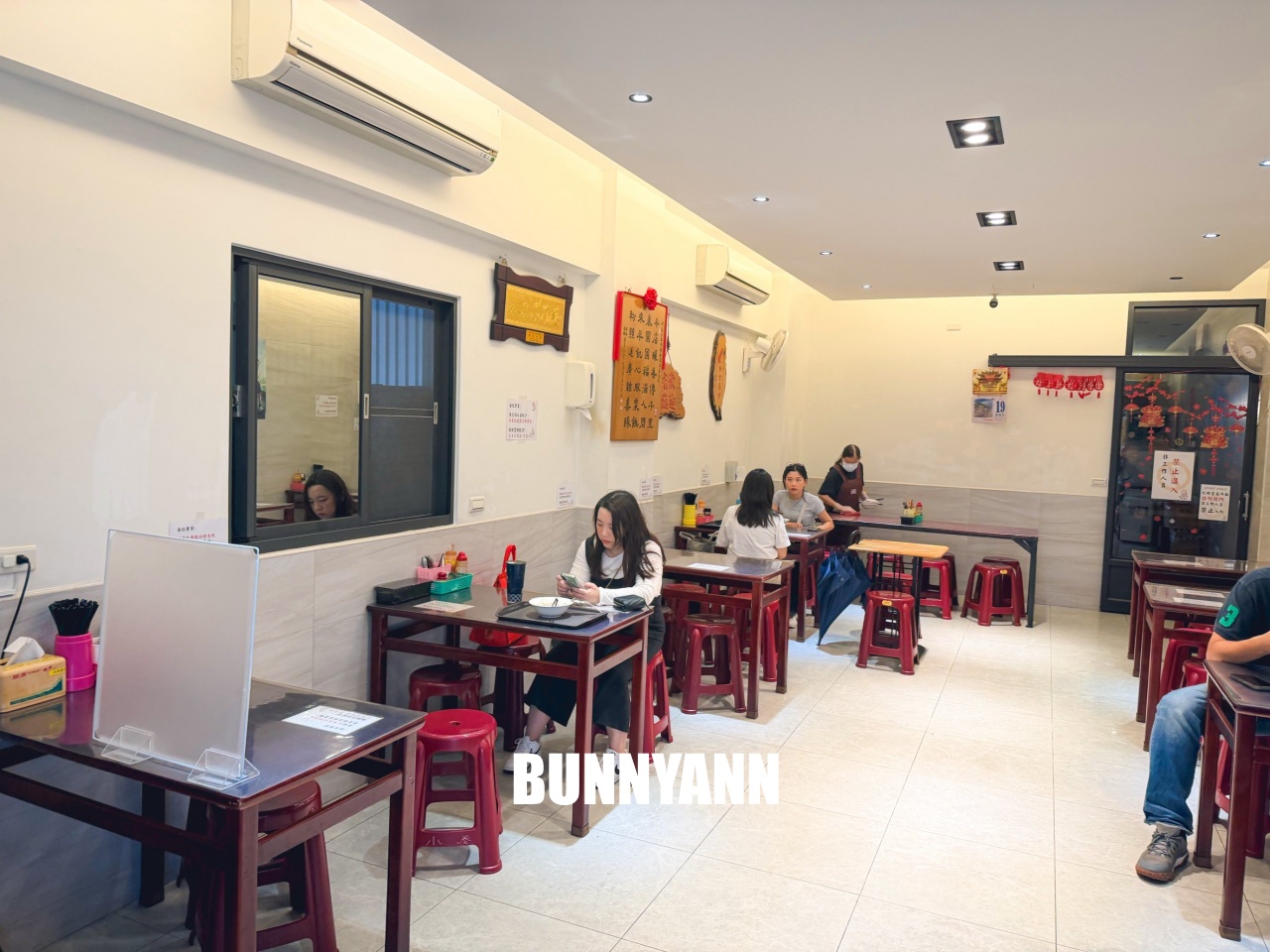 台南【邱家小卷米粉】新鮮小卷入口，谷歌評價４顆星，留言六千則排隊美食