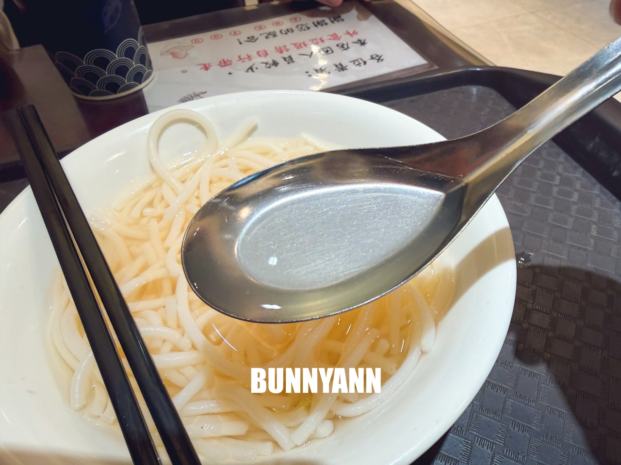 台南【邱家小卷米粉】新鮮小卷入口，谷歌評價４顆星，留言六千則排隊美食