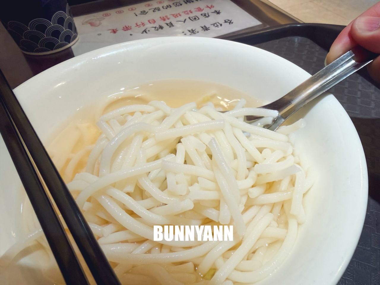 台南【邱家小卷米粉】新鮮小卷入口，谷歌評價４顆星，留言六千則排隊美食