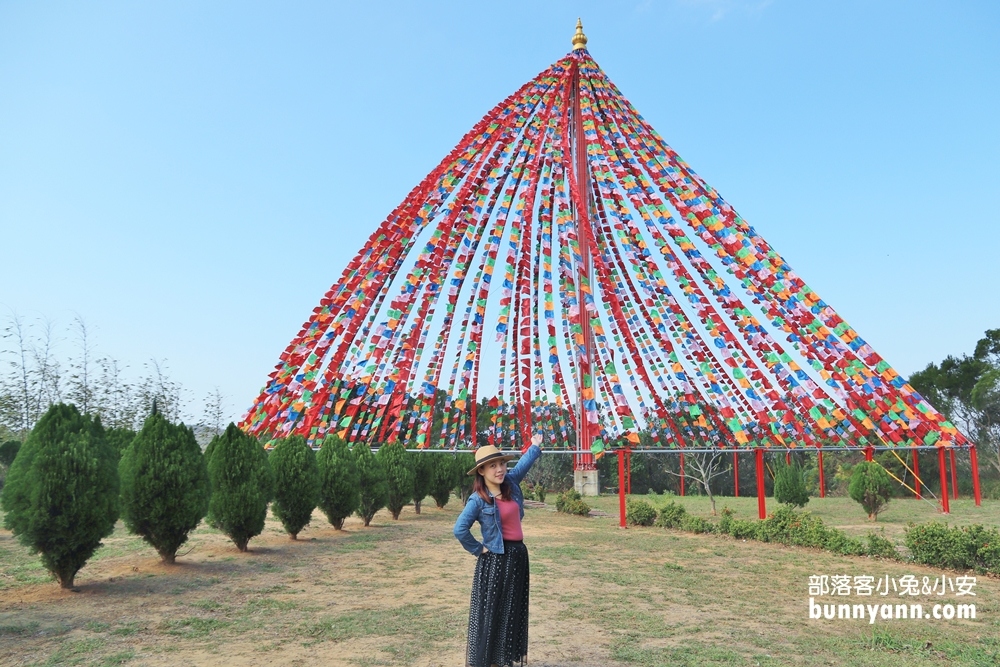 苗栗「台灣桑耶寺」五彩西藏風馬旗，美拍異國風情的建築。