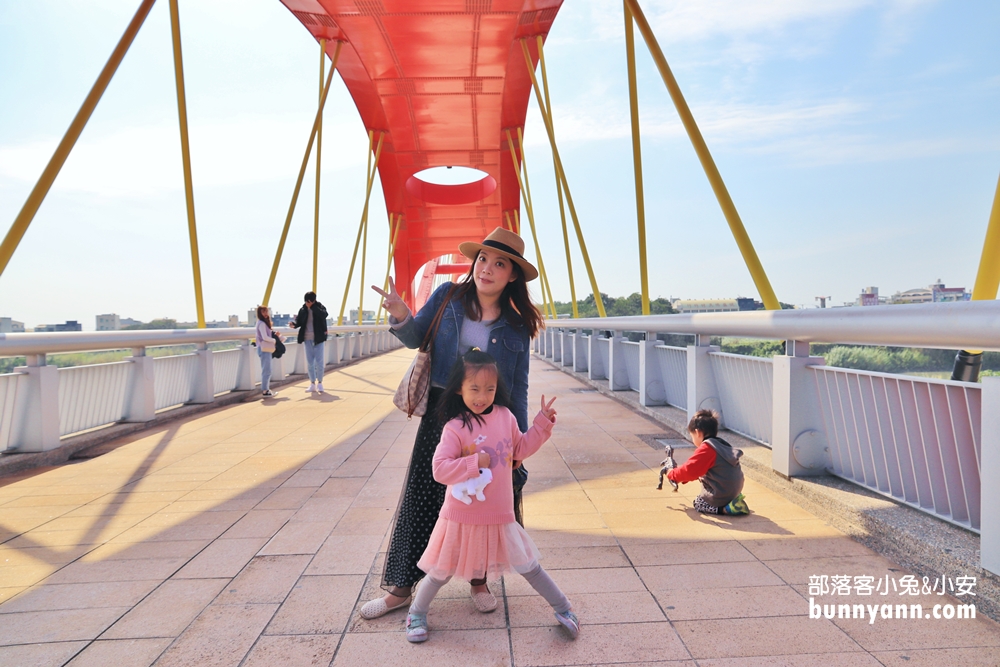 雲林》IG必收！北港女兒橋，充滿設計感天空之橋，眺望田野風光，河岸散步吹吹風