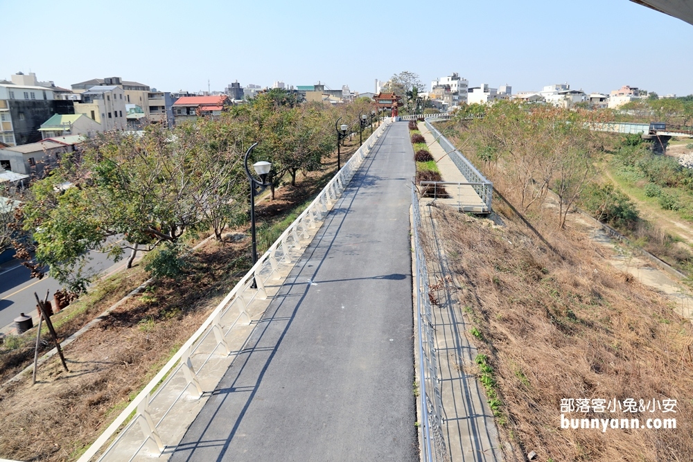 雲林》IG必收！北港女兒橋，充滿設計感天空之橋，眺望田野風光，河岸散步吹吹風