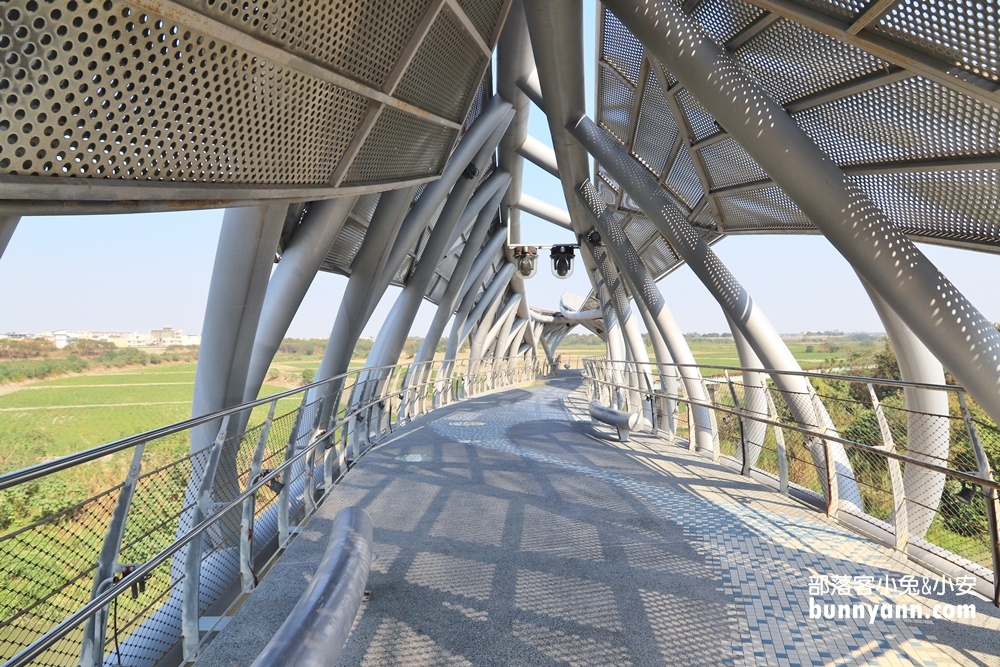 雲林》IG必收！北港女兒橋，充滿設計感天空之橋，眺望田野風光，河岸散步吹吹風