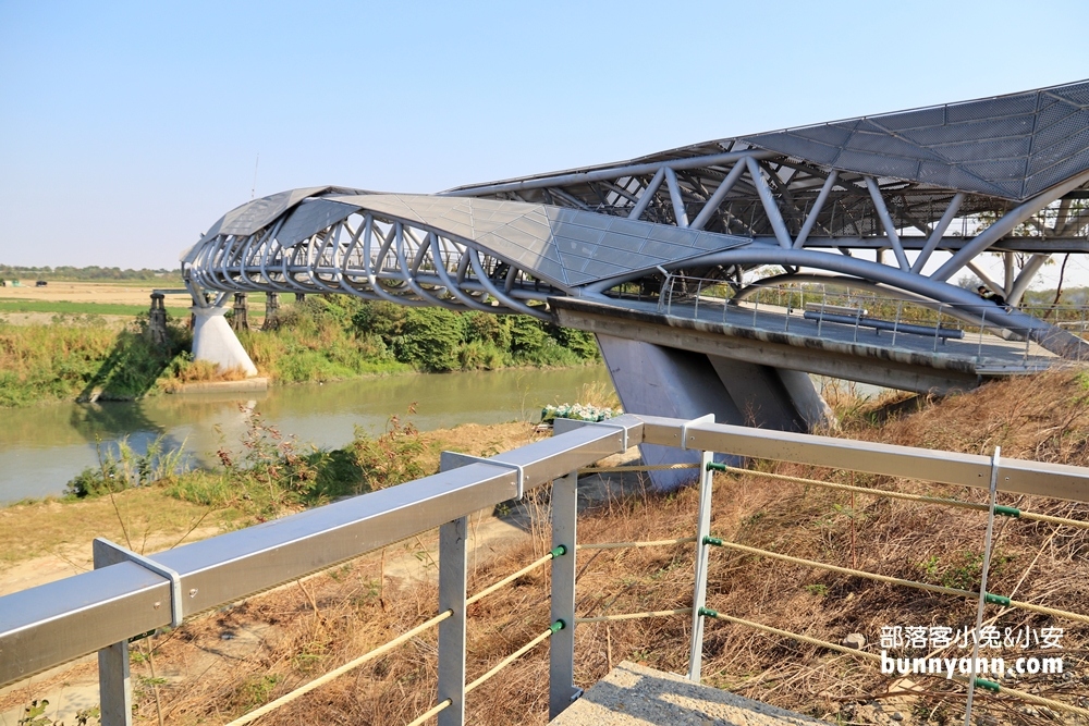 雲林》IG必收！北港女兒橋，充滿設計感天空之橋，眺望田野風光，河岸散步吹吹風