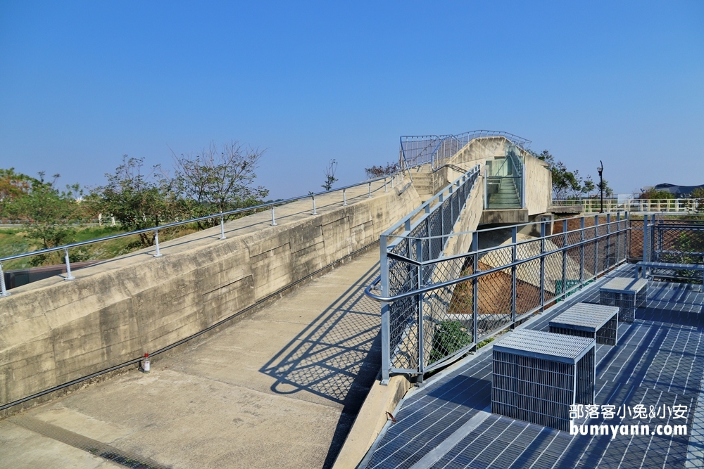 雲林》IG必收！北港女兒橋，充滿設計感天空之橋，眺望田野風光，河岸散步吹吹風