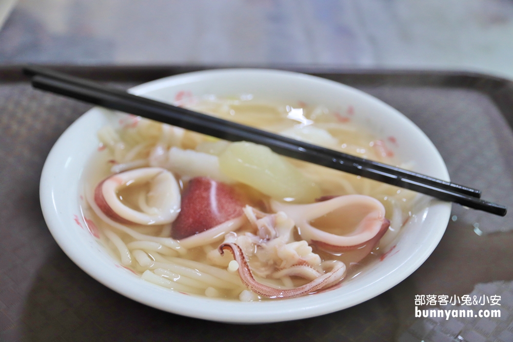 台南》銷魂米粉湯！邱家小卷米粉，新鮮小卷入口，谷歌評價４顆星，留言六千則排隊美食