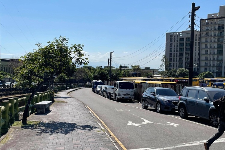 台北景點》最新小富良野花海！北投社三層崎公園私房賞花點，繽紛花毯鋪滿山丘～